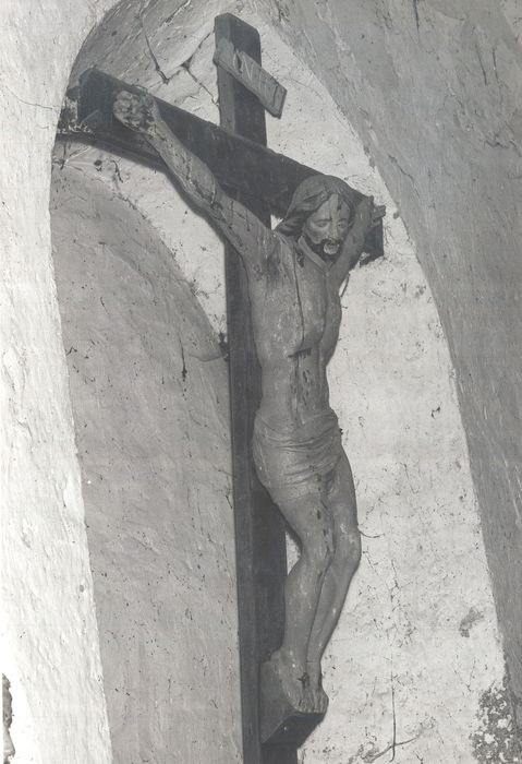 statue : Christ en croix