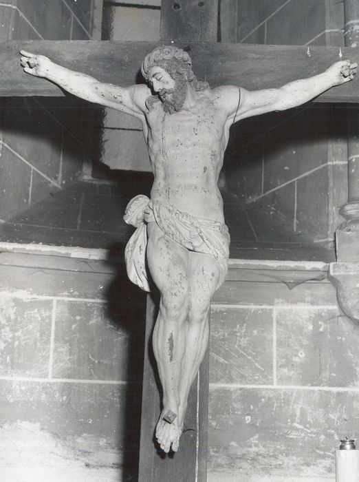 statue : Christ en croix