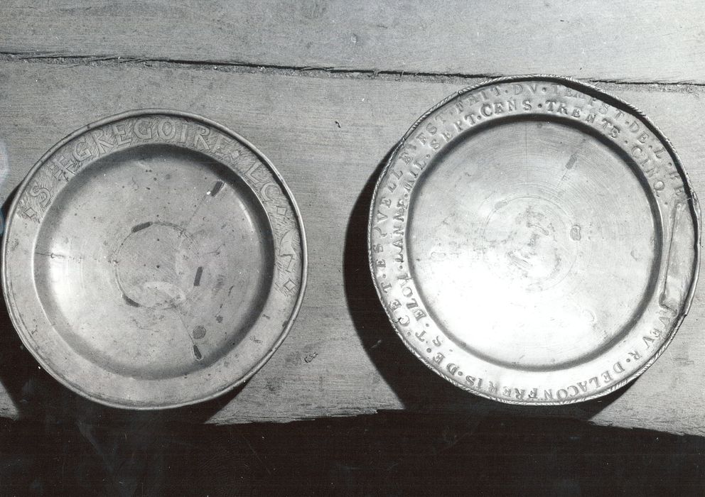 deux plats de quête des confréries de Saint-Grégoire et Saint-Eloi