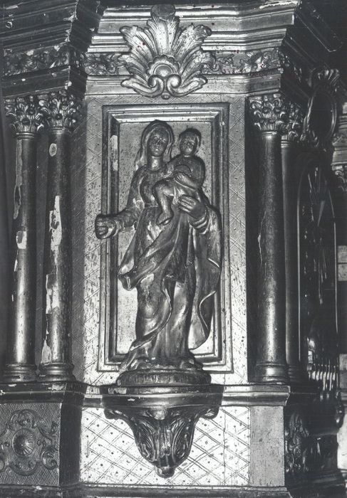 Tabernacle, gardin d'autel et deux statues (statuettes) : Vierge à l'Enfant et sainte