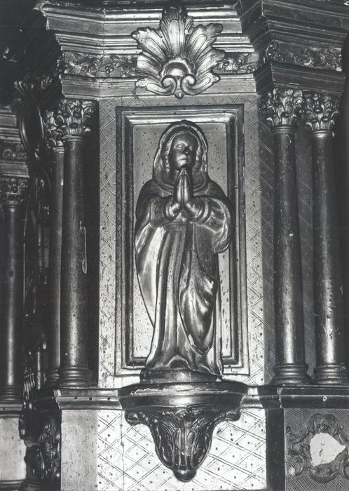 tabernacle, gardin d'autel et deux statues (statuettes) : Vierge à l'Enfant et sainte