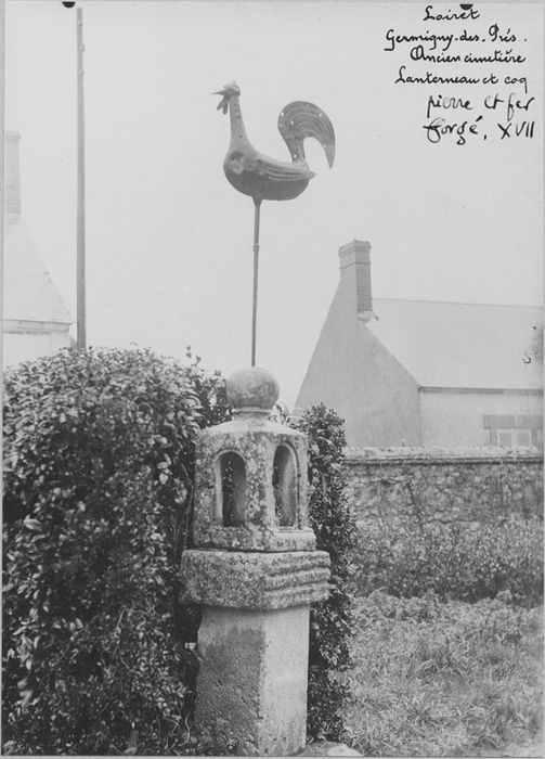 lanterne des morts avec le coq de faîtage (volé en 1973 et de nouveau en 2009)