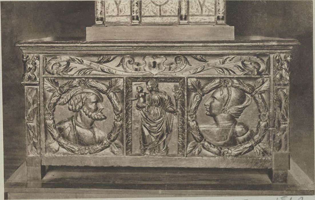 coffre : Vierge à l'Enfant entre un buste d'homme et un de femme (la) - © Ministère de la Culture (France), Médiathèque du patrimoine et de la photographie, diffusion RMN-GP
