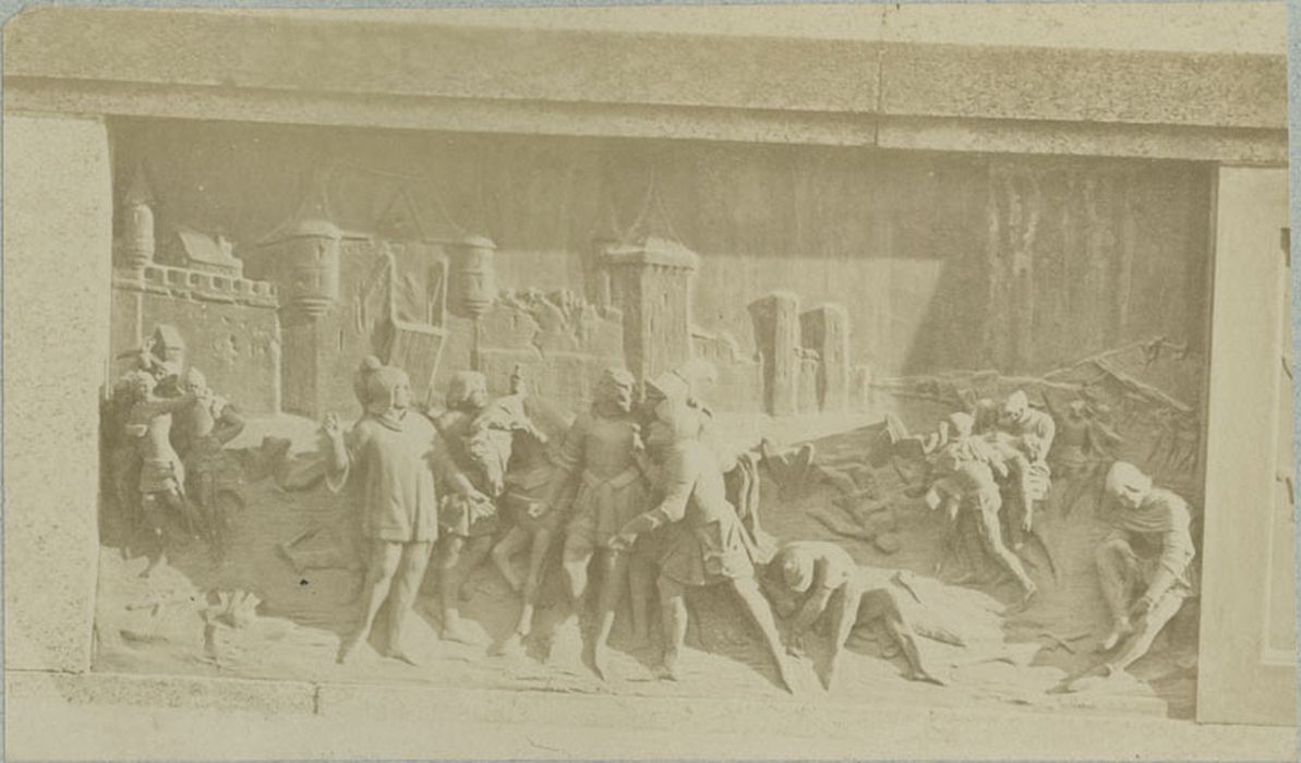 Monument équestre à Jeanne d'Arc, détail d’un des bas-reliefs du socle : Jeanne bléssée à la Porte Maillot