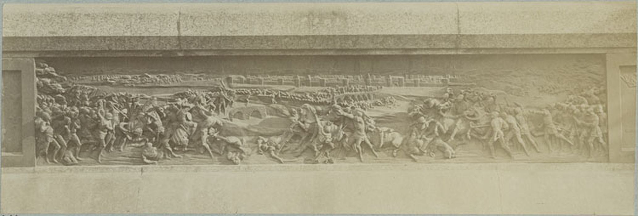 Monument équestre à Jeanne d'Arc, détail d’un des bas-reliefs du socle : Jeanne d’Arc faire prisonnière