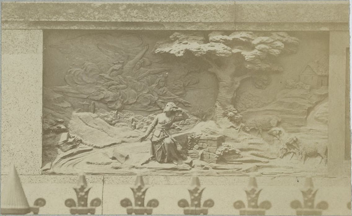 Monument équestre à Jeanne d'Arc, détail d’un des bas-reliefs du socle : Jeanne bléssée à la Porte Maillot