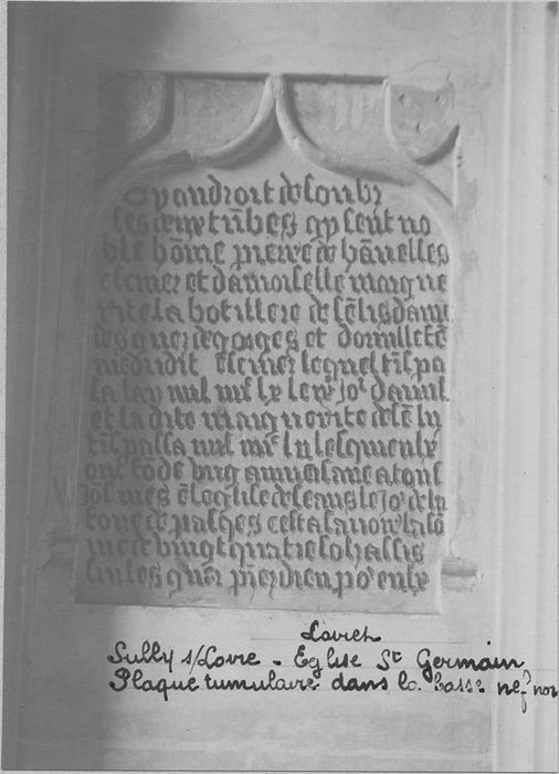 Plaque funéraire de Pierre de Hauvelles et de Marguerite La Botilleré de Senlis