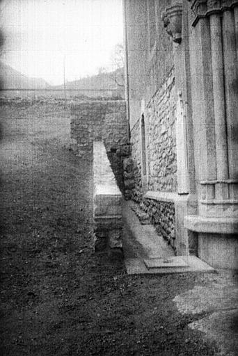 Extérieur : façade latérale, détails de la base du mur