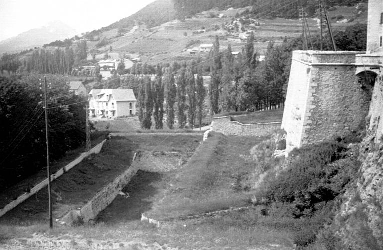 Extérieur : vue plongeante sur douve, fortification