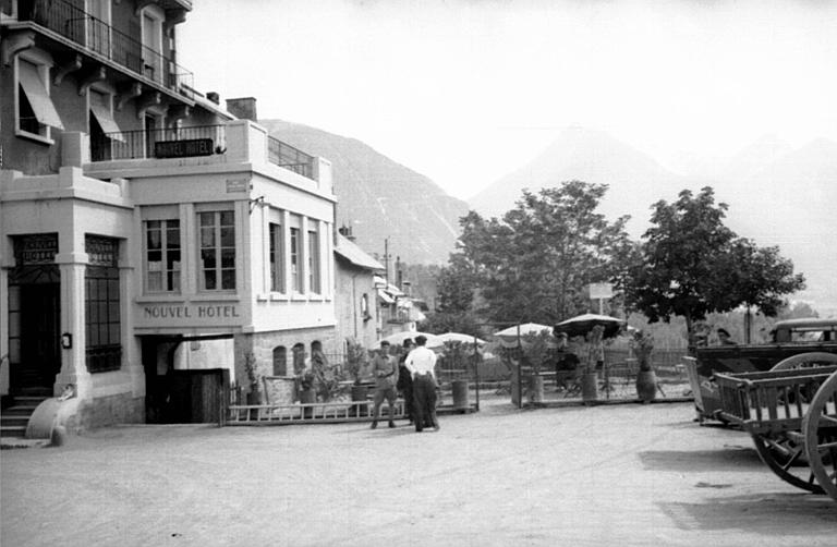 Extérieur : vue d'une rue sur un hôtel
