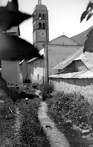 Extérieur : rue, vue sur l'église