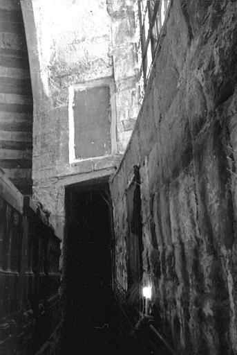 Extérieur : vue entre deux corps de bâtiment