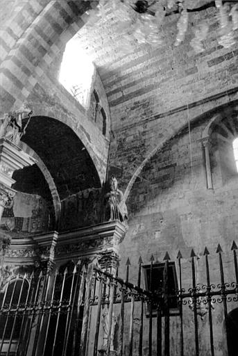 Intérieur : côté gauche, voûtes, arcades, piliers