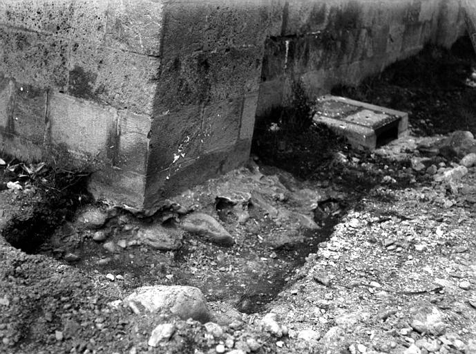 Extérieur : base d'un mur