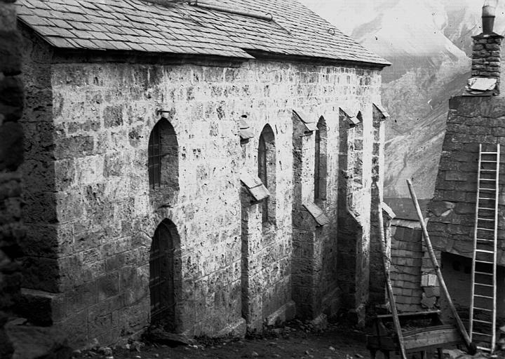 Extérieur : façade, porte et fenêtres, contreforts