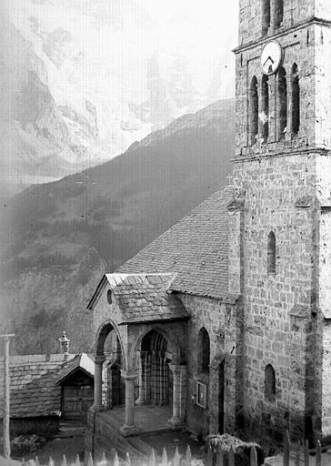Extérieur : poche, portail d'entrée, tour du clocher