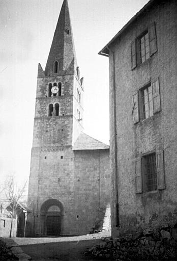 Extérieur : façade ouest, portail d'entrée, tour clocher