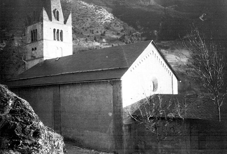 Extérieur : façade latérale, vue sur l'abside, abords