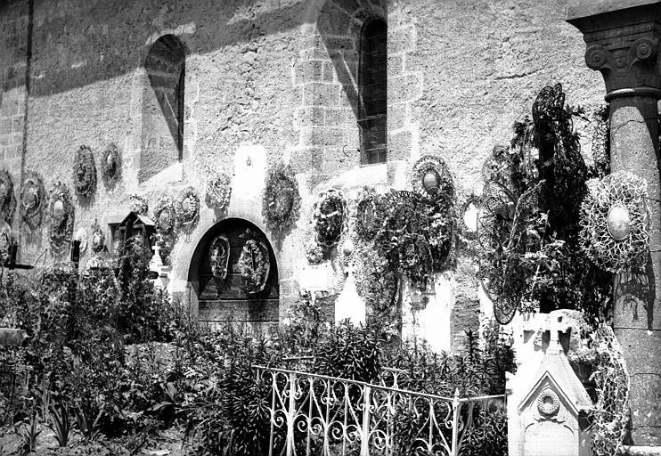Extérieur : façade, portail d'entrée, vue du cimetière