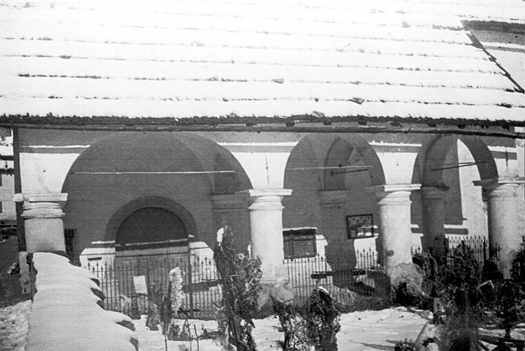 Extérieur : façade ouest, portail d'entrée