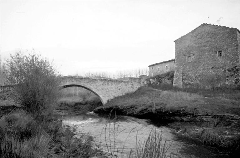 Extérieur : pont à deux versants, arche, vue sur bâtiments