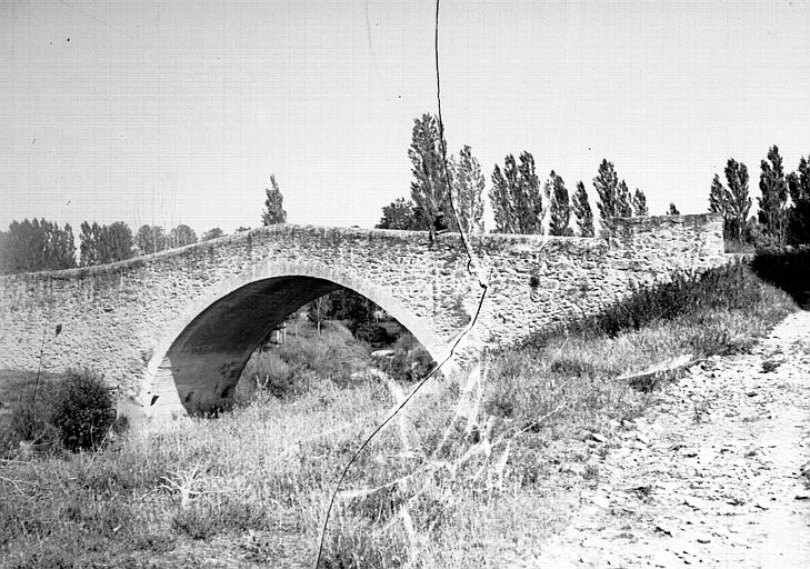 Extérieur : pont à deux versants, arche, abords