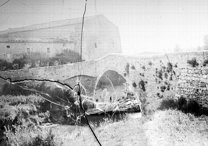 Extérieur : pont à deux versants, arche, bâtiments, abords