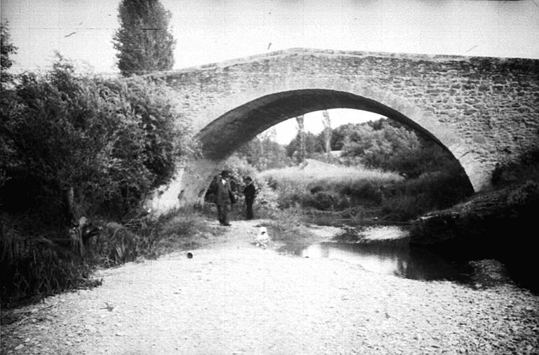 Extérieur : pont à deux versants, abords, personnages