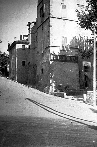 Extérieur : façade de profil, tour