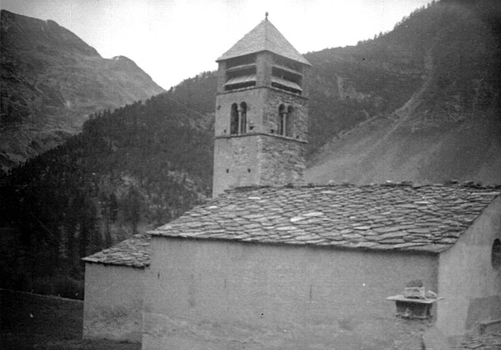 Extérieur : vue de l'édifice, tour clocher