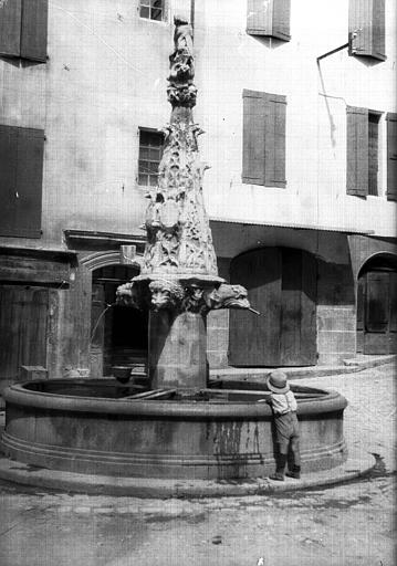 Extérieur : vue de la fontaine, enfant