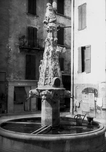 Extérieur : vue de la fontaine, détail