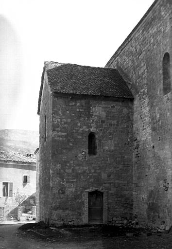 Extérieur : façade latérale, porte d'entrée