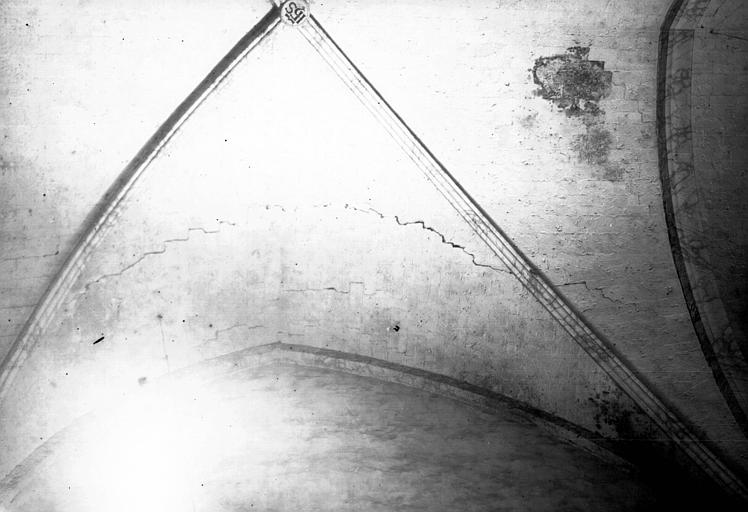 Intérieur : voûte d'arêtes fissurée