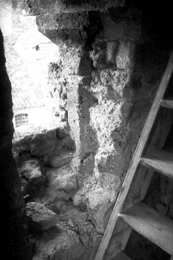 Extérieur : soubassement, escalier