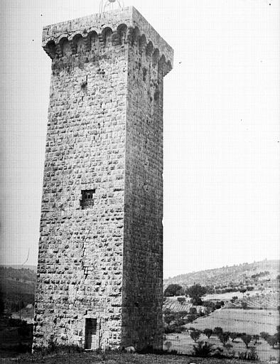 Extérieur : vue de face de l'édifice, porte d'entrée