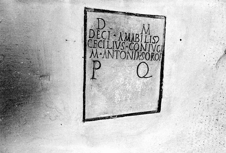 Intérieur : plaque portant inscription