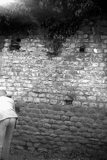 Extérieur : mur, personnage