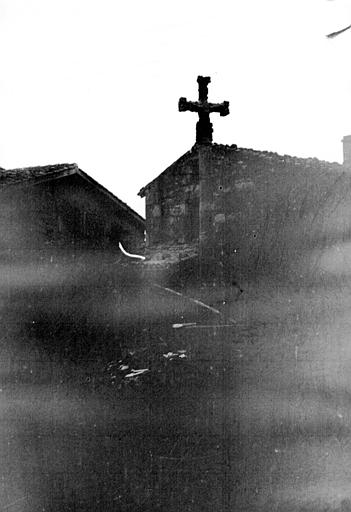 Extérieur : vue de l'édifice, calvaire