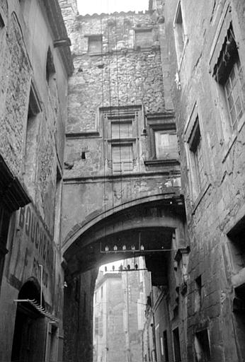 Extérieur : vue d'une ruelle, porche