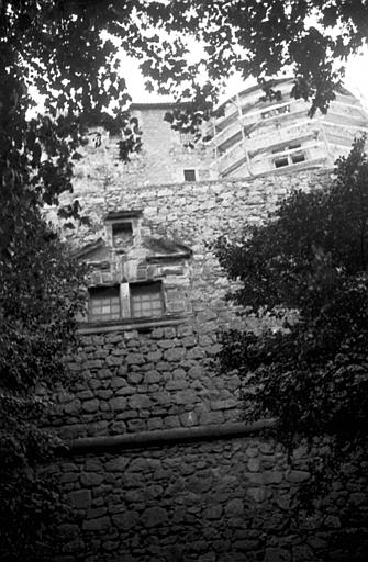 Extérieur : façade latérale, tour d'angle