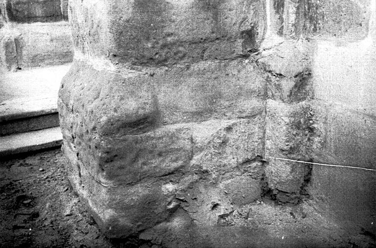 Extérieur : soubassement d'un mur