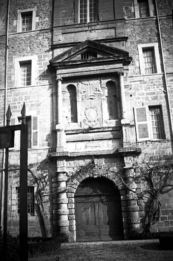 Extérieur : façade, portail d'entrée