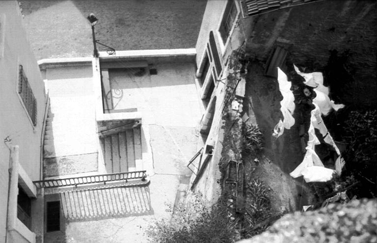 Extérieur : vue de dessus de l'escalier d'accès