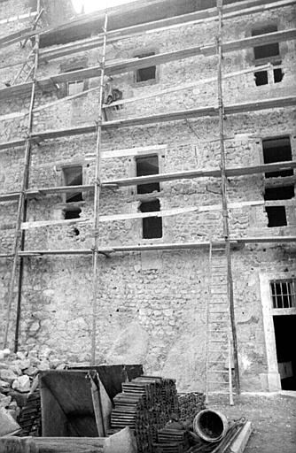 Extérieur : façade en restauration