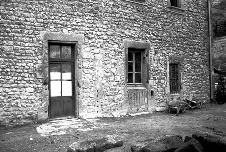 Extérieur : façade, portes, fenêtres
