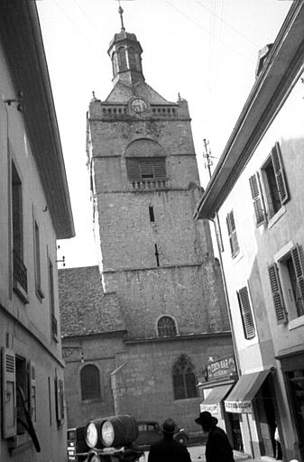 Extérieur : façade latérale, tour clocher, rue