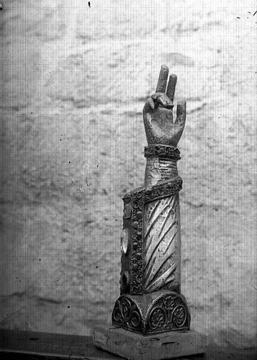 Intérieur : vue du bras reliquaire, détails