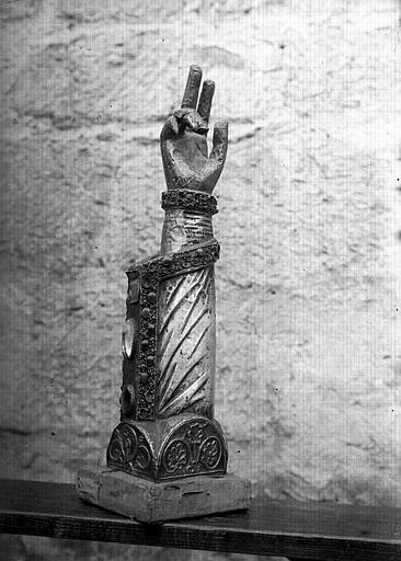 Intérieur : vue du bras reliquaire, détails