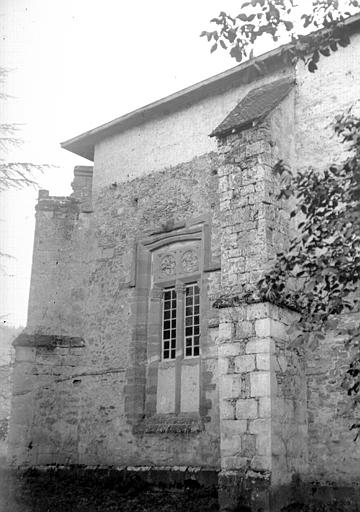 Extérieur : façade latérale, contreforts, fenêtre, abords